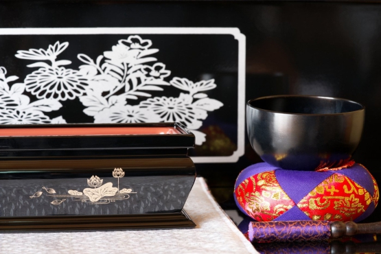 仏壇の前の仏具